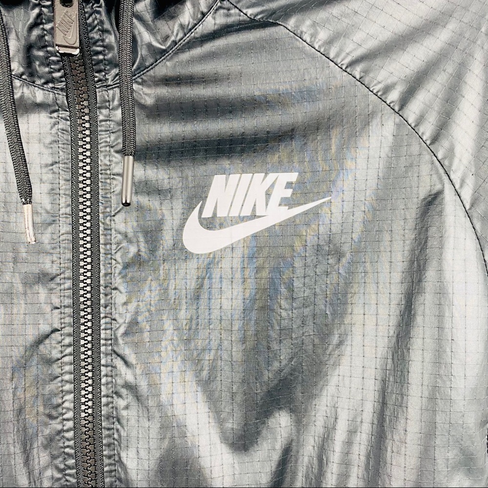 Nike | Women’s light Weight Windbreaker - Picture 5 of 7